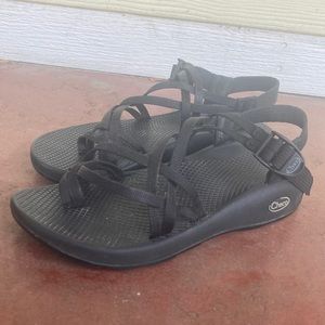 Like new Black toe strap Chacos.